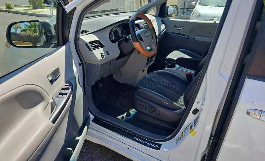 2014 Toyota Sienna SE Minivan 4D