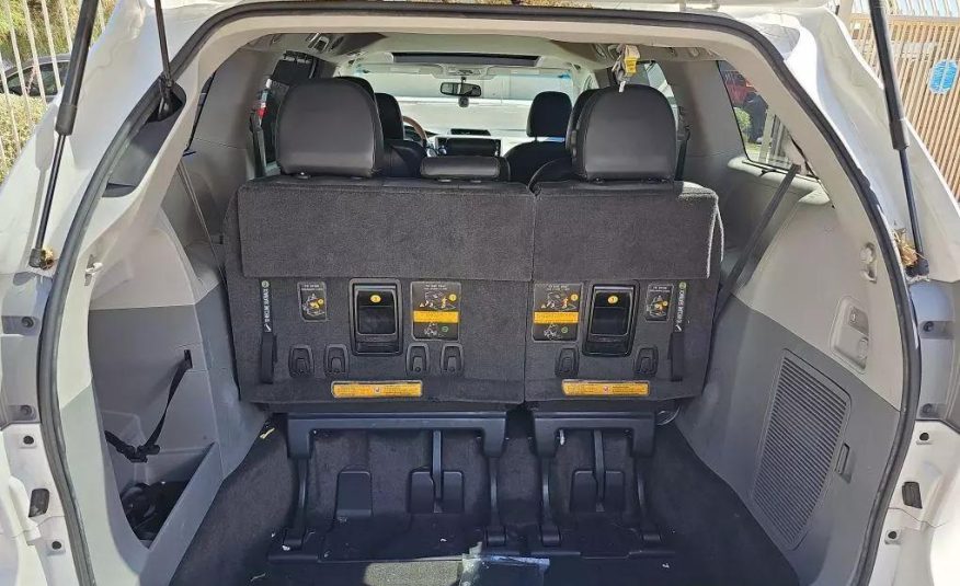 2014 Toyota Sienna SE Minivan 4D