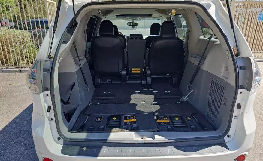 2014 Toyota Sienna SE Minivan 4D